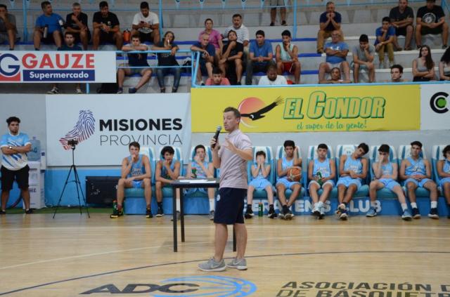 Ober� se viste de Super 4