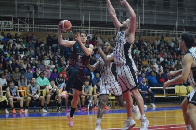 Jugar, sufrir y festejar para Salta Basket